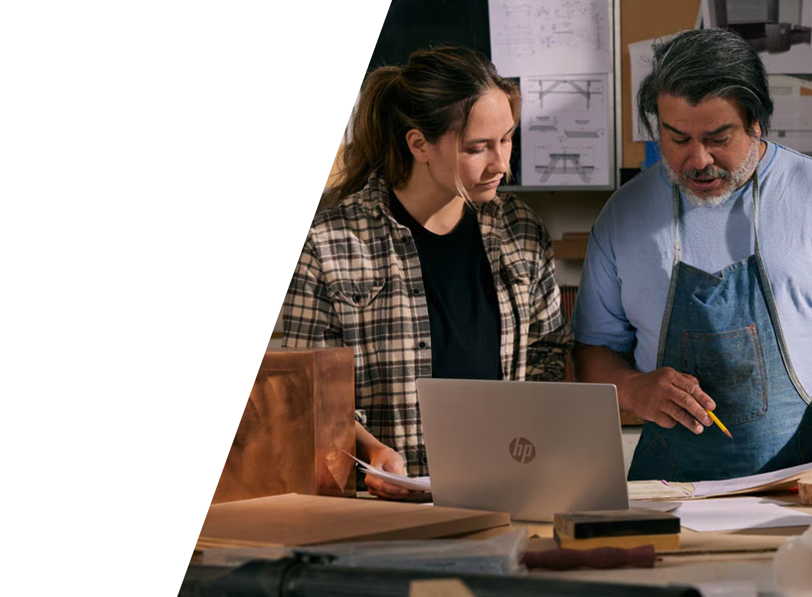 Мъж и жена обсъждат проекти, работейки на HP AI PC лаптоп